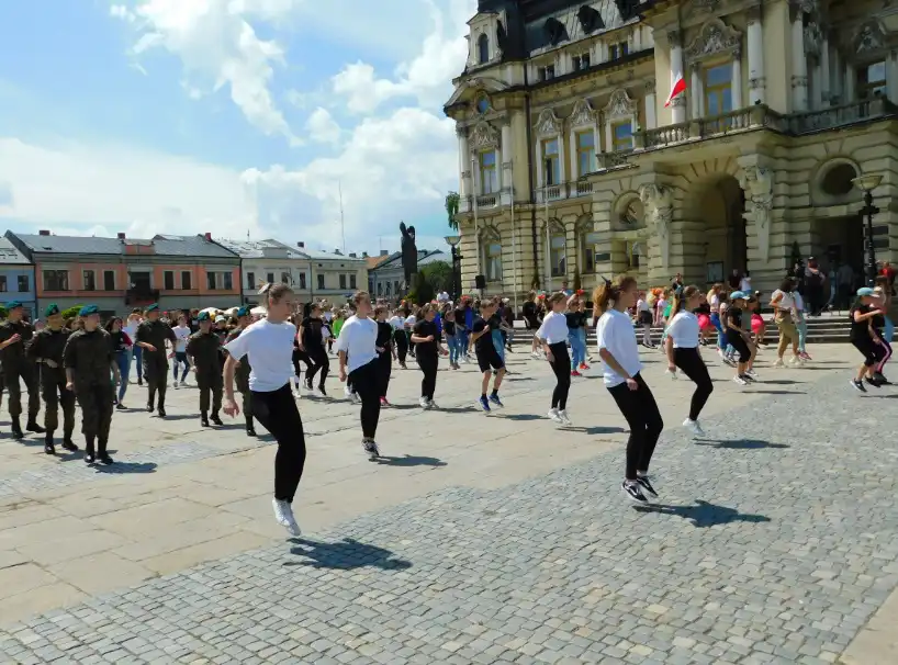 Jerusalema Dance Challenge przed sądeckim ratuszem