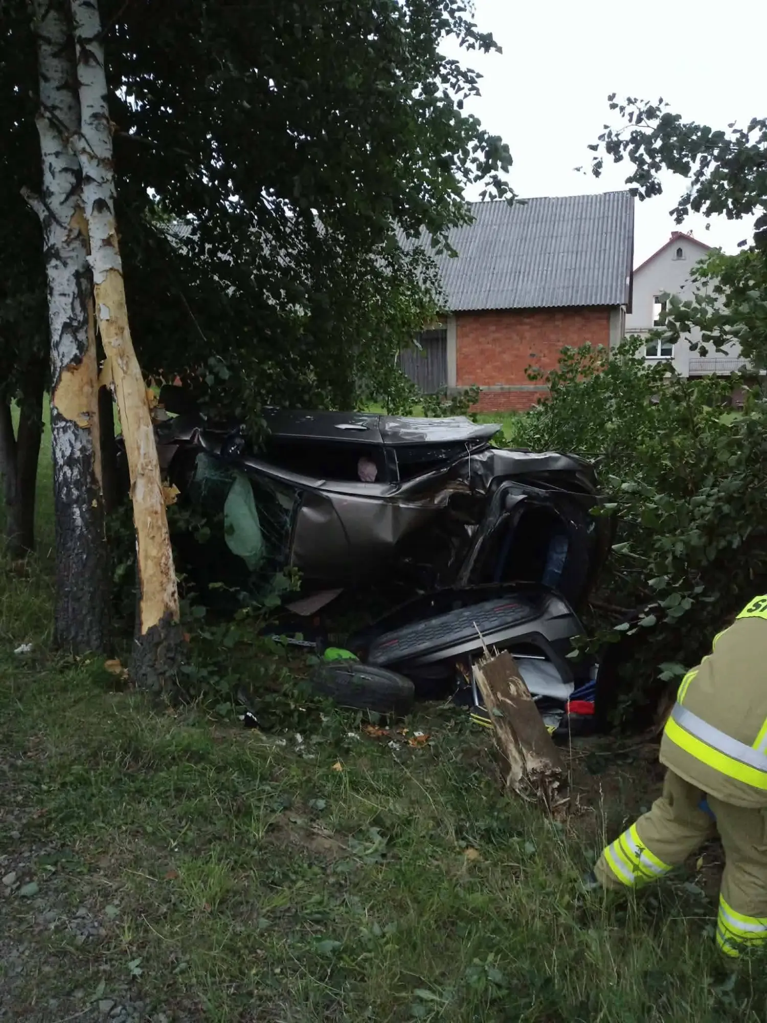 Nocny wypadek w Janczowej. Samochód wypadł z drogi, kierowca zniknął