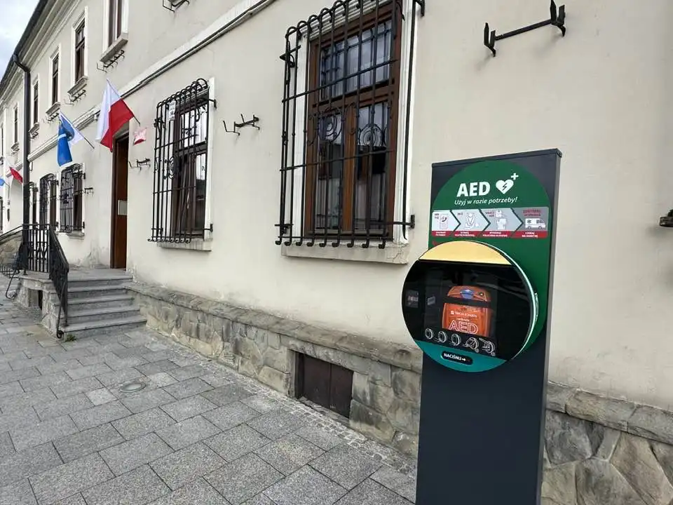 Szybka pomoc na wyciągnięcie ręki. Defibrylator przed Urzędem Miejskim w Starym Sączu