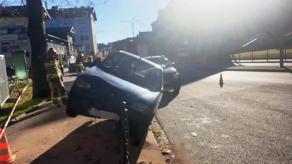 Zderzenie dwóch samochodów w Krynicy. Jedno auto "wylądowało" na przydrożnych słupkach