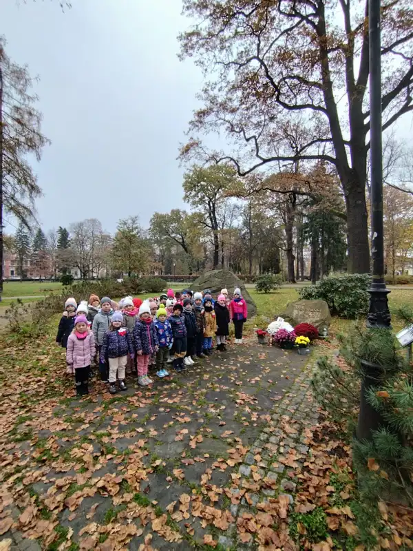 Mali patrioci. Przedszkolaki złożyły kwiaty pod Dębem Wolności