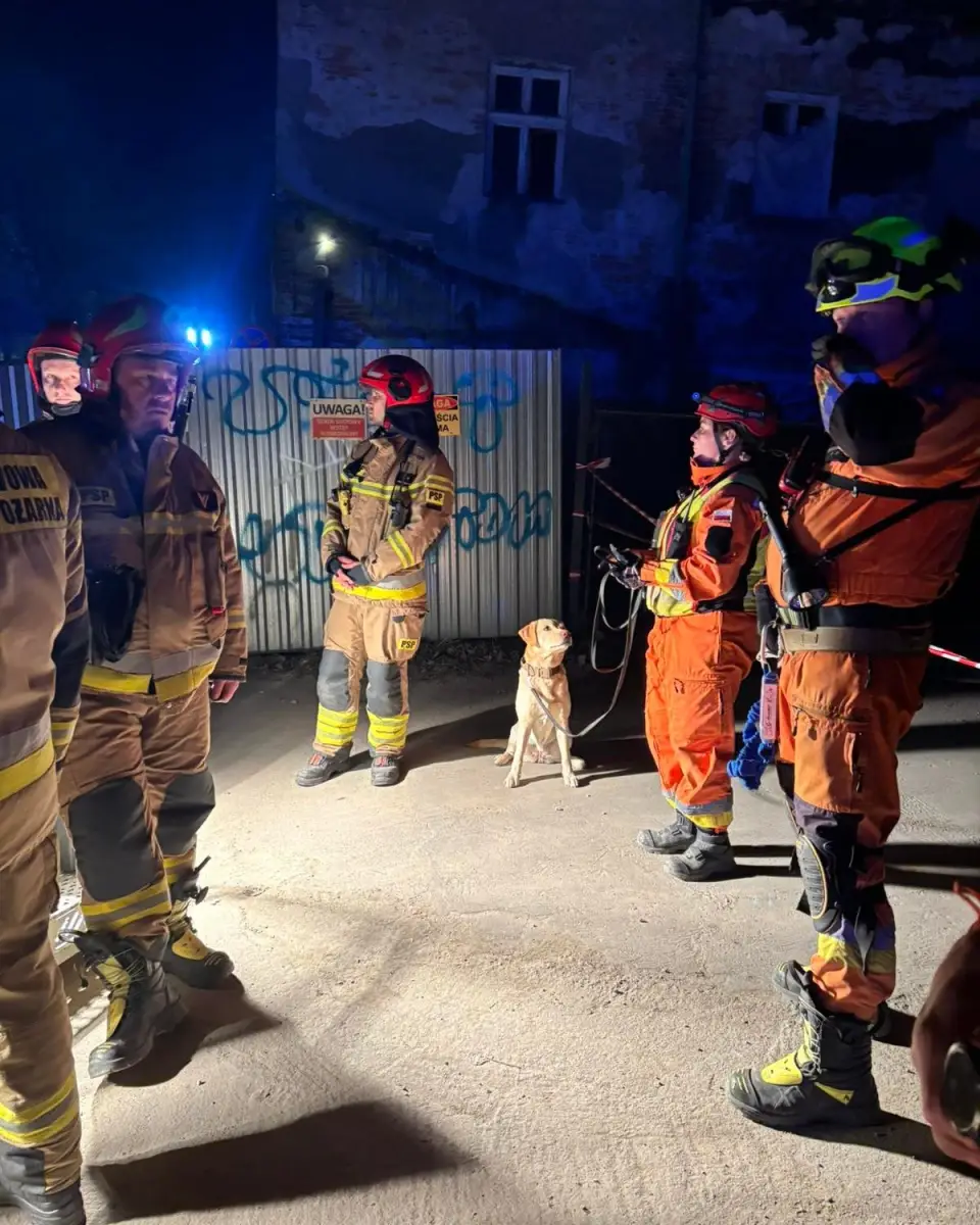 Zawalił się dach pustostanu w Krakowie. Do akcji ruszyli ratownicy z Nowego Sącza