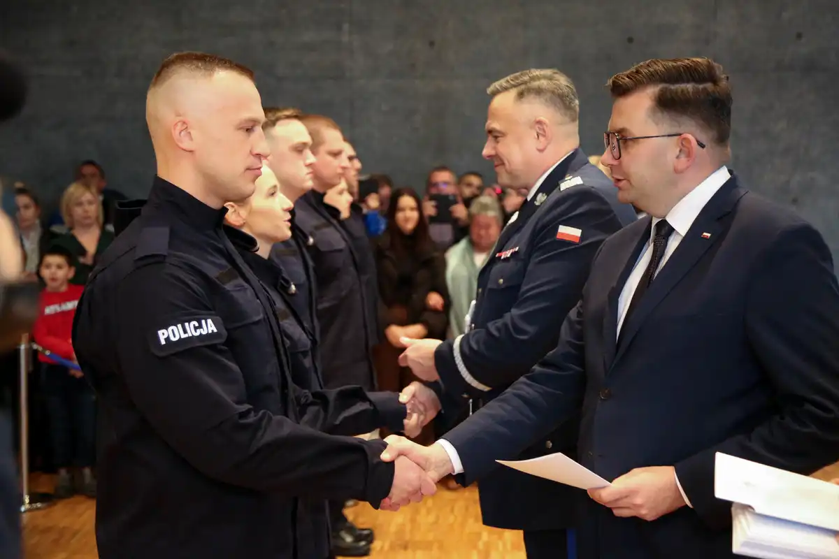 53 nowo przyjętych policjantów złożyło ślubowanie. Czwórka z nich będzie pełniła służbę w Nowym Sączu