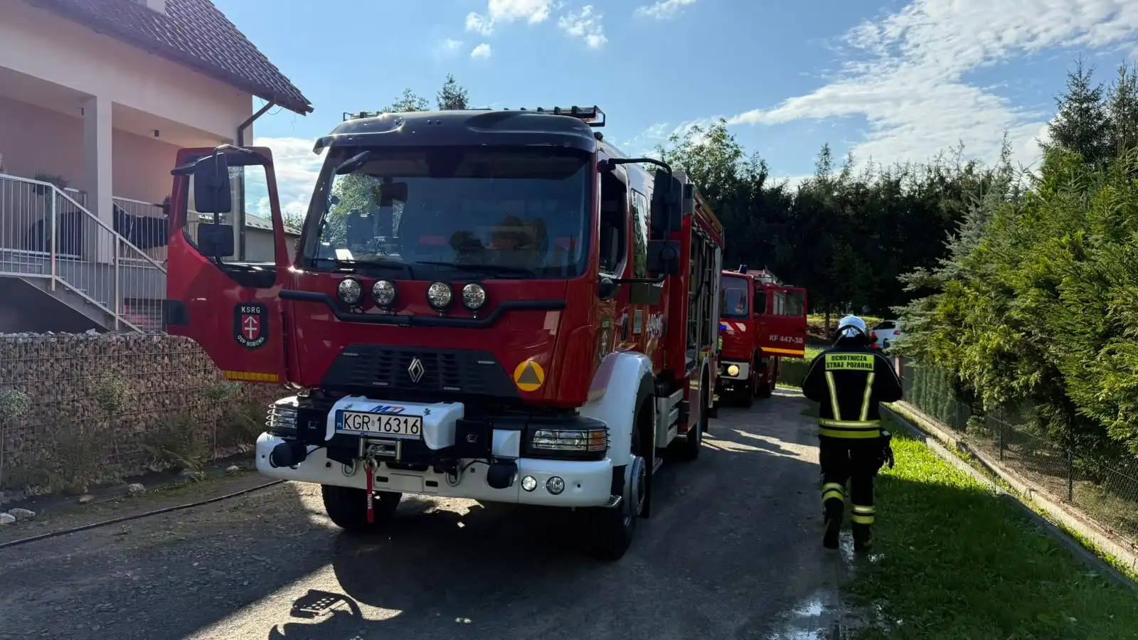 Pożar samochodu w Wilczyskach. Ogień zajął komorę silnika
