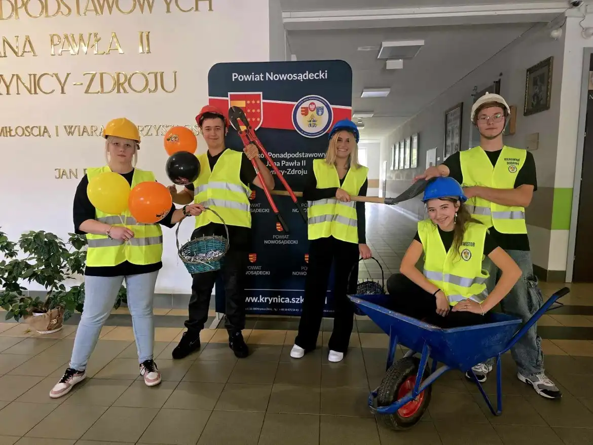 Kreatywne obchody Dnia Budowlańca w Krynicy. Szkoła pełna balonów i uśmiechów