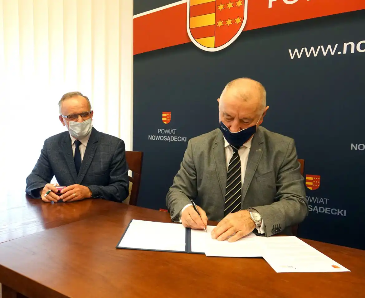 Razem dla dobra seniorów. Powiat Nowosądecki i Stowarzyszenie Sądecki Uniwersytet Trzeciego Wieku podpisały porozumienie