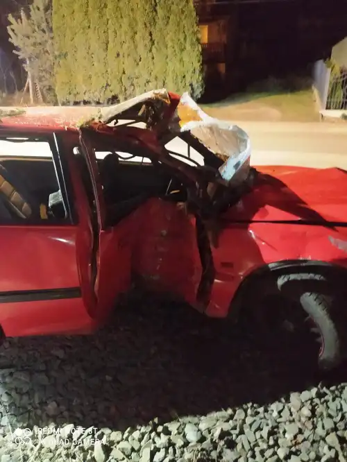 W Piątkowej osobówka wypadła z drogi i uderzyła w ogrodzenie