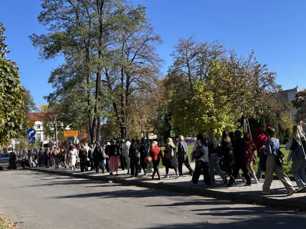 Kolorowy pochód literackich bohaterów przemaszerował ulicami Nowego Sącza