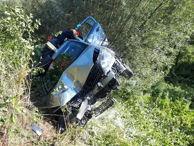 Wypadek w Naszacowicach. Samochód wypadł z drogi i zatrzymał się na skarpie