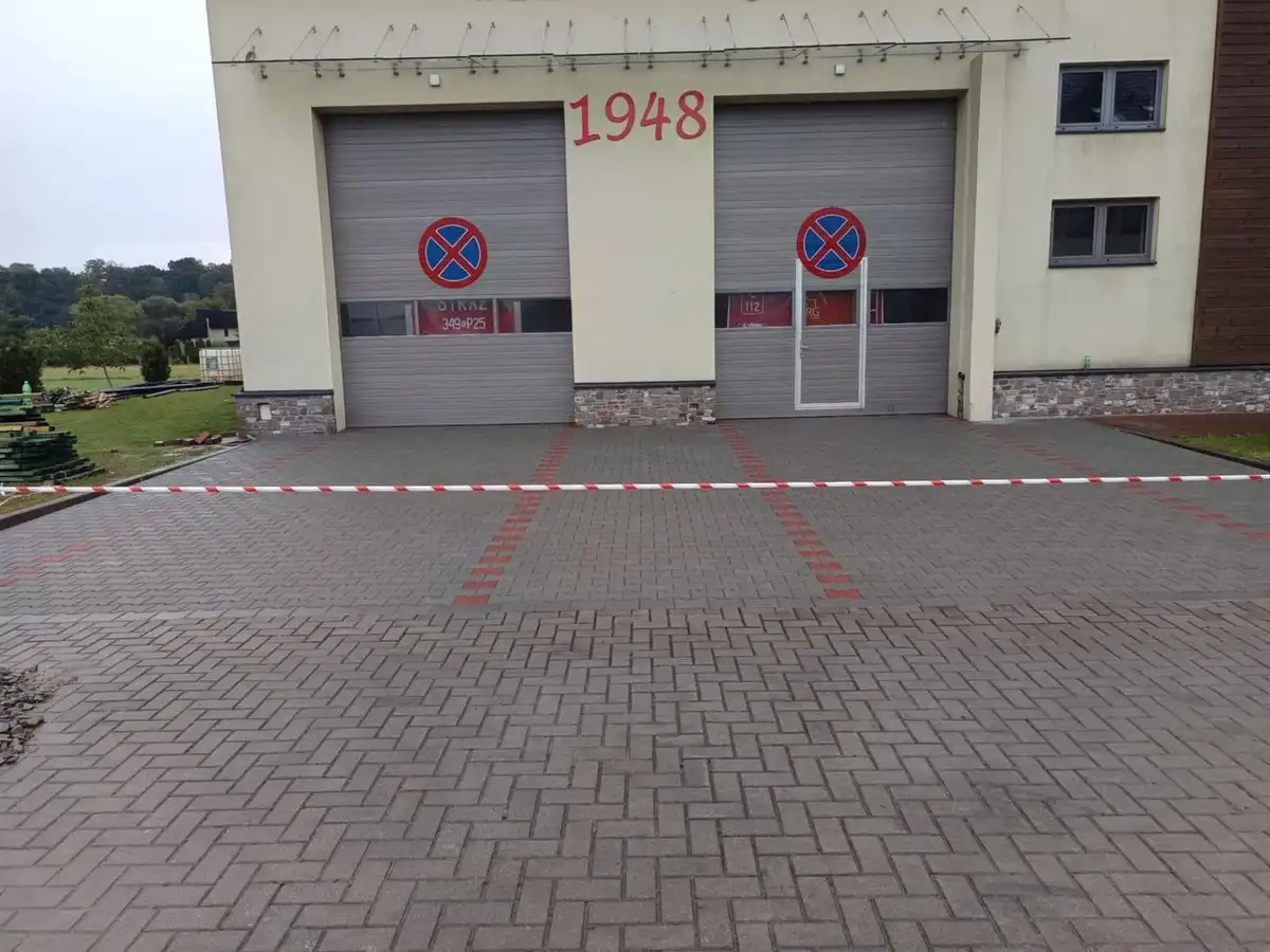 Nowe podjazdy i sprawne odwodnienie. Remiza OSP w Łososinie Dolnej zyskała nową jakość