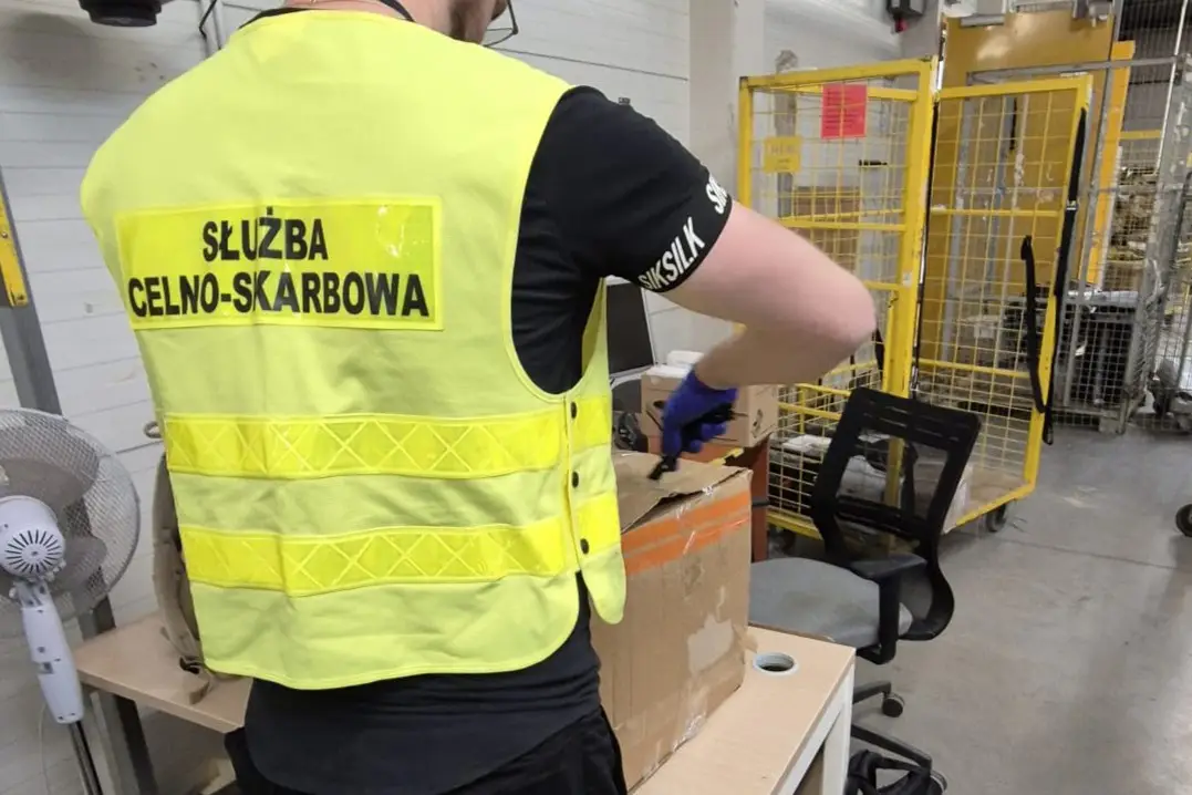 Narkotyki z Hiszpanii trafiały do paczkomatów. KAS i Policja przejęły blisko 11 kilogramów