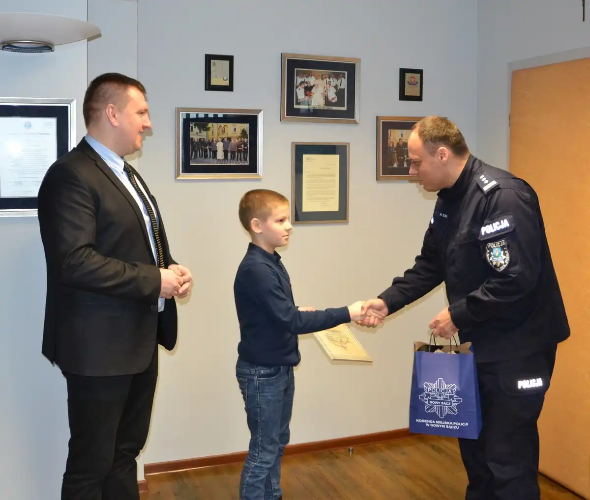 9-latek pomógł uratować oszczędności seniorki z Nowego Sącza. Podziękował mu Komendant Policji