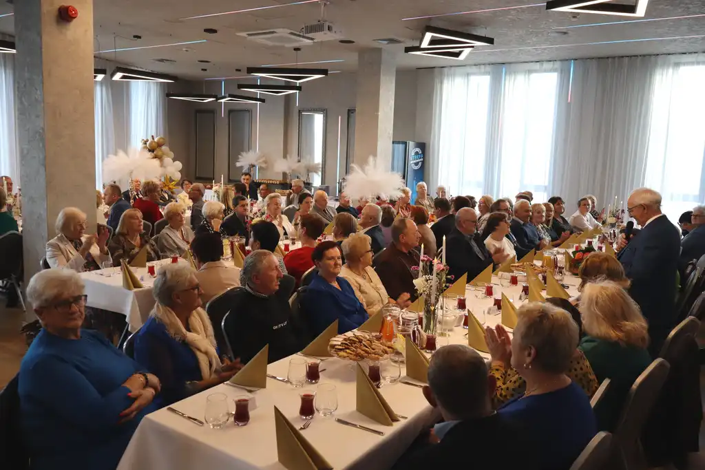 Spotkanie seniorów w Chełmcu: aktywność, rozmowy i plany rozwojowe gminy
