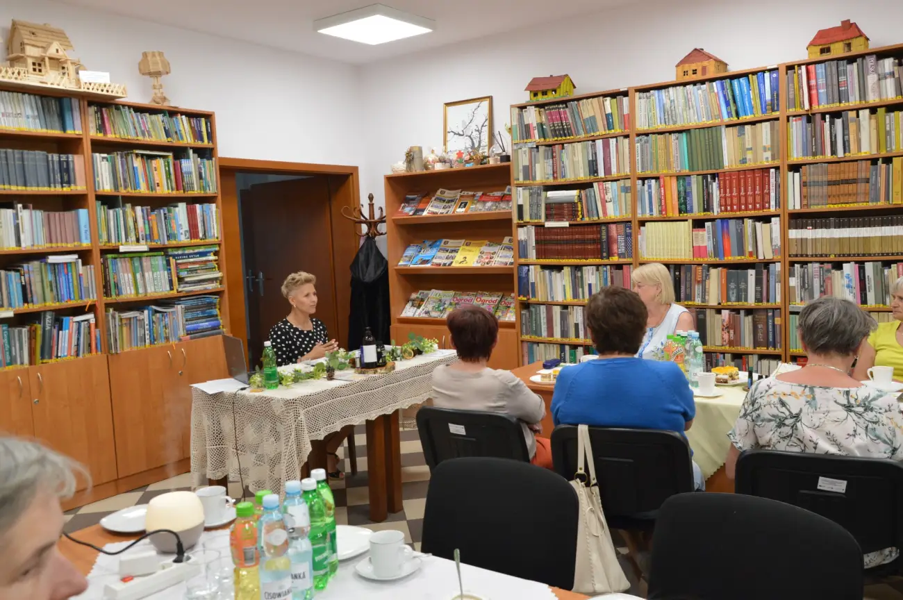 Pachnące warsztaty dla seniorów w Tymbarku. Uczyli się aromaterapii