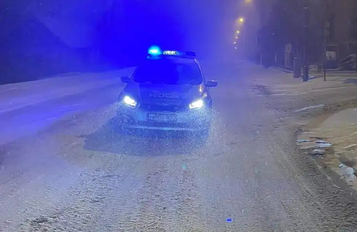 Limanowscy dzielnicowi eskortowali matkę z chorym dzieckiem do szpitala