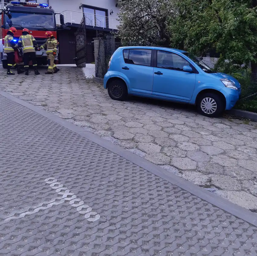 W Krynicy-Zdroju samochód osobowy stoczył się i uderzył w ogrodzenie