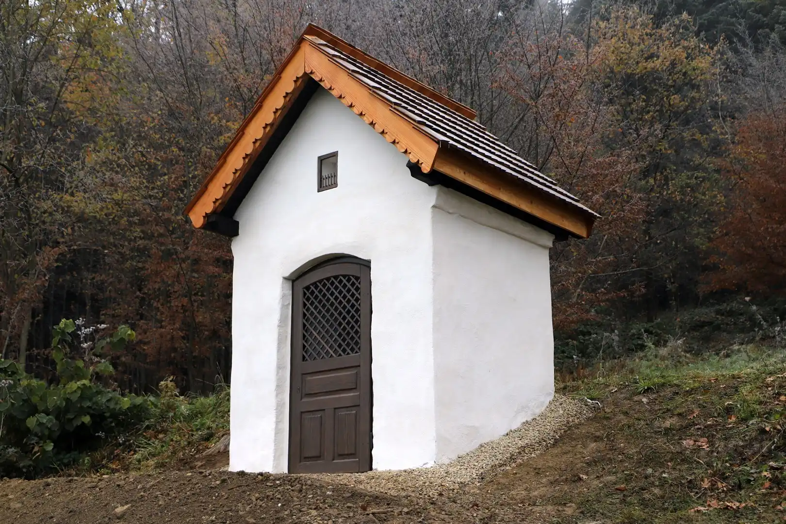 Zabytkowa kapliczka w Pisarzowej po remoncie
