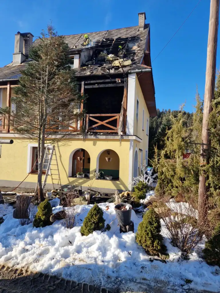 Pożar budynku mieszkalnego w Łostówce. Ogień objął część poddasza oraz balkon