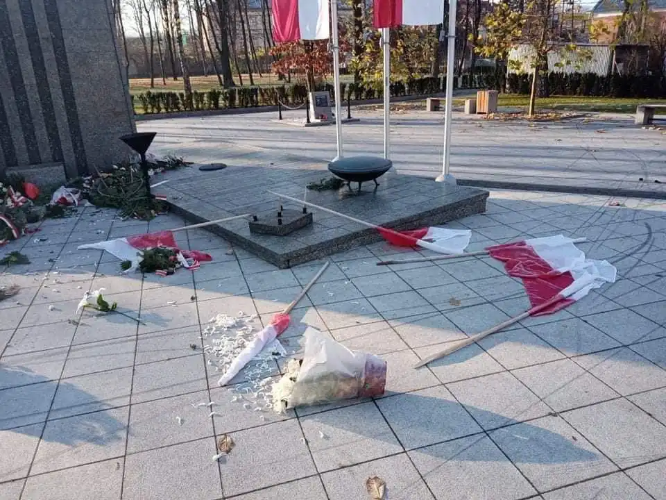 Pomnik Pamięci w grybowskim Parku Miejskim zdewastowany