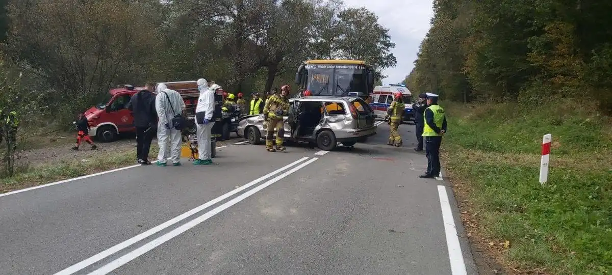 Symulacja wypadku drogowego z udziałem autobusu i samochodu osobowego - ćwiczenia dowódczo - sztabowe w Bednarce