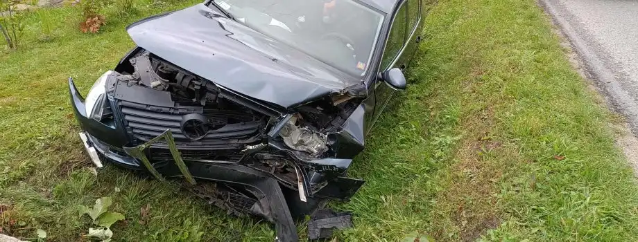 Wypadek na Gorlickiej. Samochód uderzył w przepust