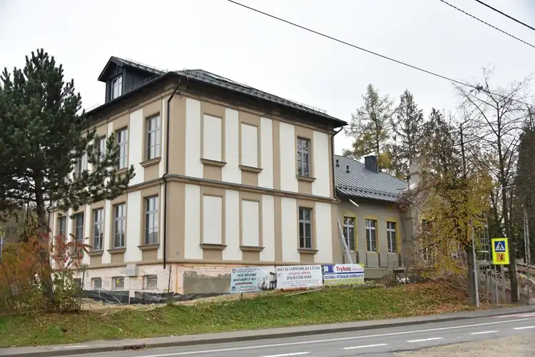 Modernizacja historycznego budynku Szkoły Ludowej w Binarowej na półmetku