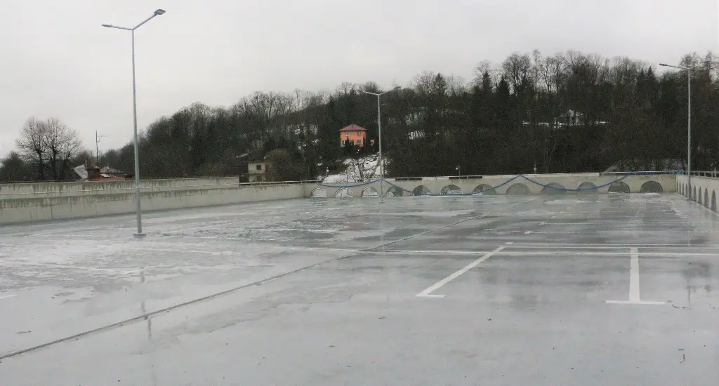 Limanowa: Kończy się budowa wielopoziomowego parkingu przy ul. Ks. Łazarskiego