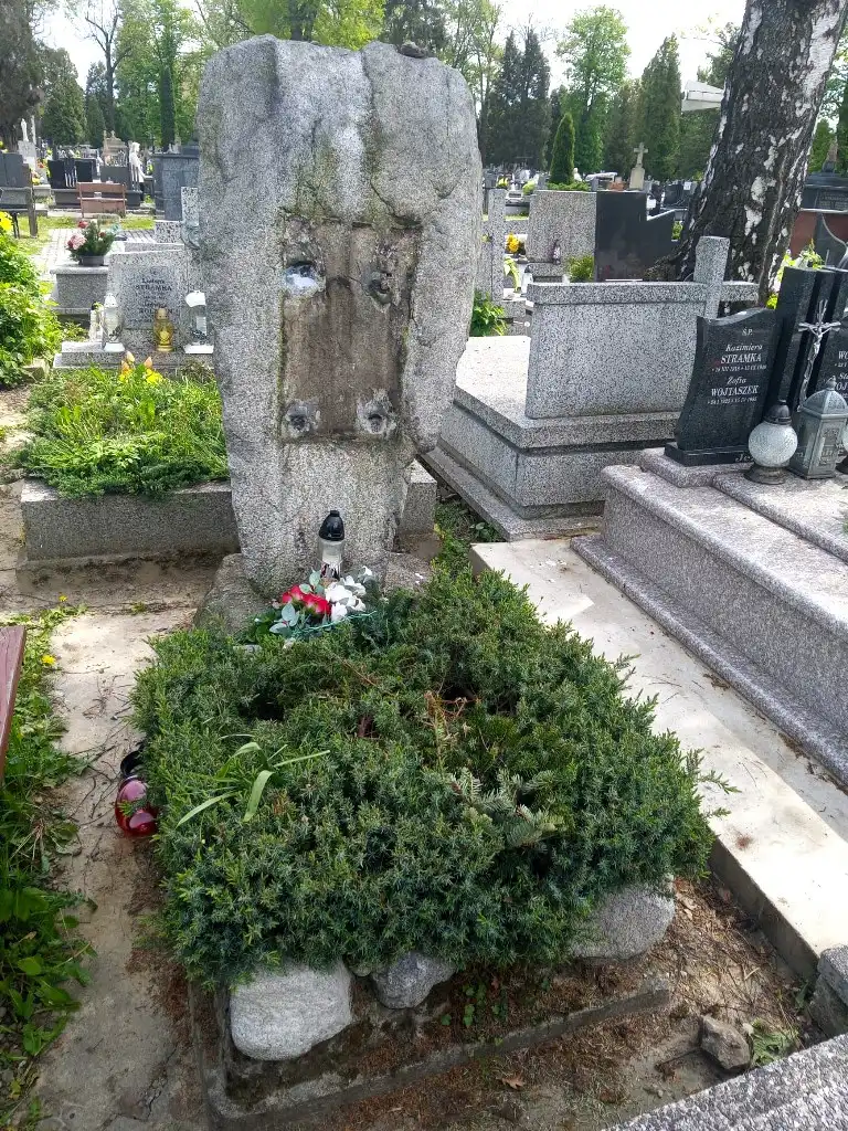 Nagrobek sądeckiego bohatera Romana Stramki znów prezentuje się okazale