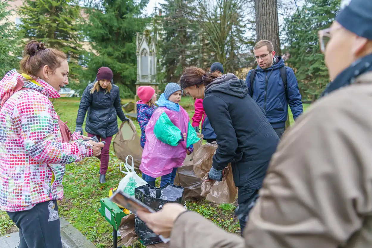 Wolontariusze po raz czwarty posprzątali Stary Cmentarz w Nowym Sączu