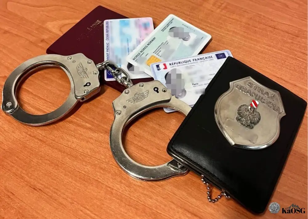 Fałszywe dokumenty i zmiana trasy. Próba oszustwa na lotnisku w Balicach udaremniona