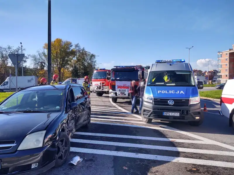 Na Al. Piłsudskiego zderzyły się dwa samochody osobowe. Trzy osoby poszkodowane