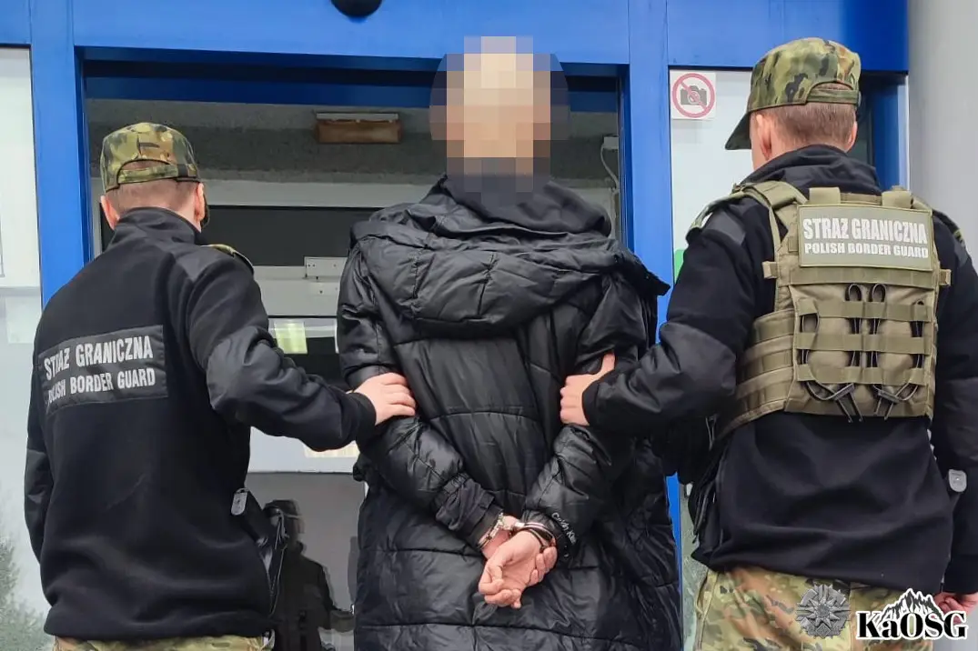 Uciekł prosto spod bramy więzienia. Szybko wrócił w ręce służb