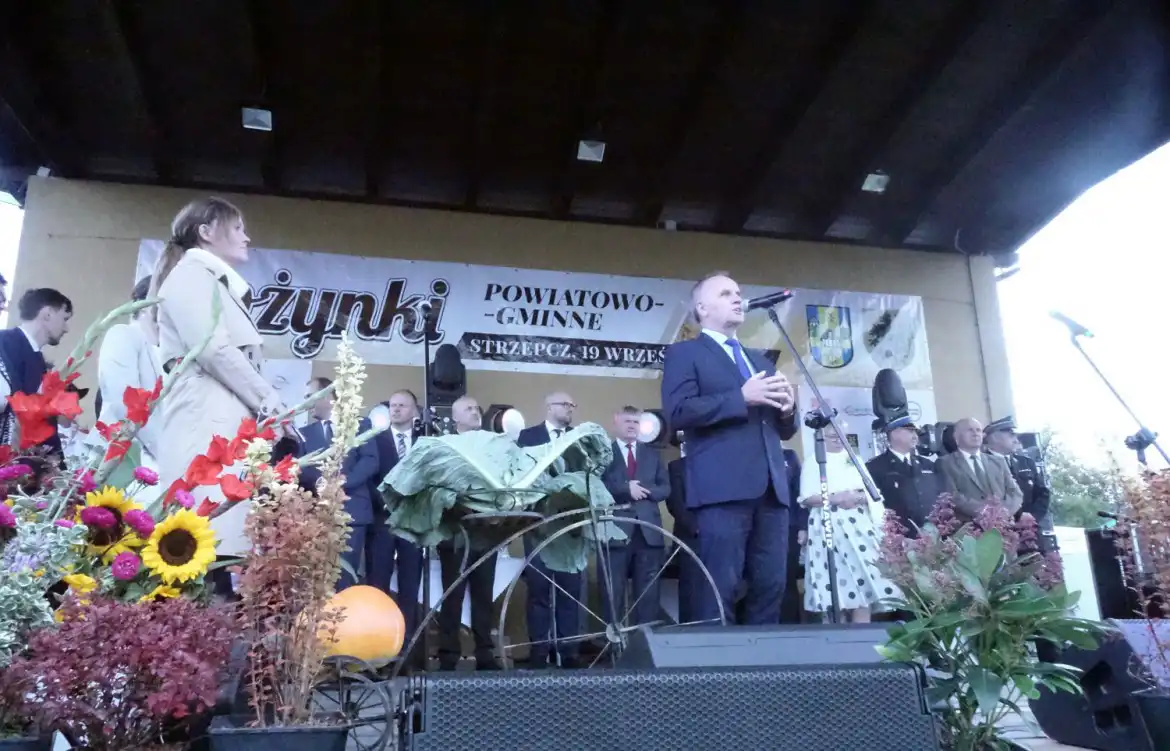 Przedstawiciele władz Powiatu Nowosądeckiego i Zespół Regionalny „Janczowioki” gościli na powiatowo-gminnych dożynkach w Strzepczu