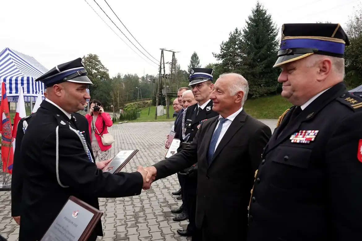 Druhowie z OSP w Paszynie otrzymali nowy samochód ratowniczo-gaśniczy i promesę od starosty