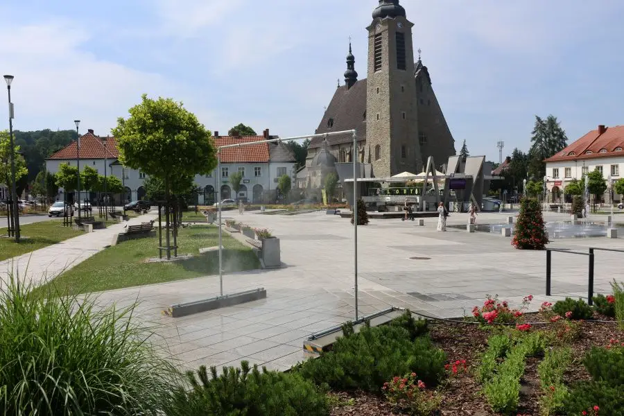 Kwiaty, cień i ochłoda. Rynek w Limanowej zyskał nowe atrakcje dla mieszkańców i turystów