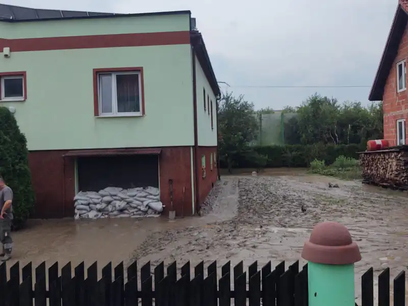 Kolejna powódź na Sądecczyźnie. Uszkodzone drogi, podtopione domy
