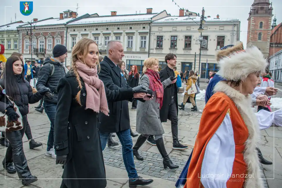 Już po raz piętnasty sądeccy maturzyści zatańczyli tradycyjnego Poloneza przed Ratuszem