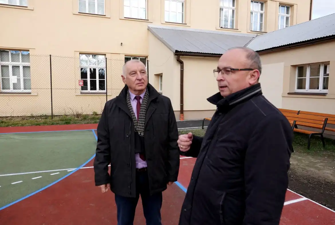 Boisko przy ZS w Starym Sączu zmodernizowane. Uczniowie będą mogli dodatkowo grać w piłkę ręczną
