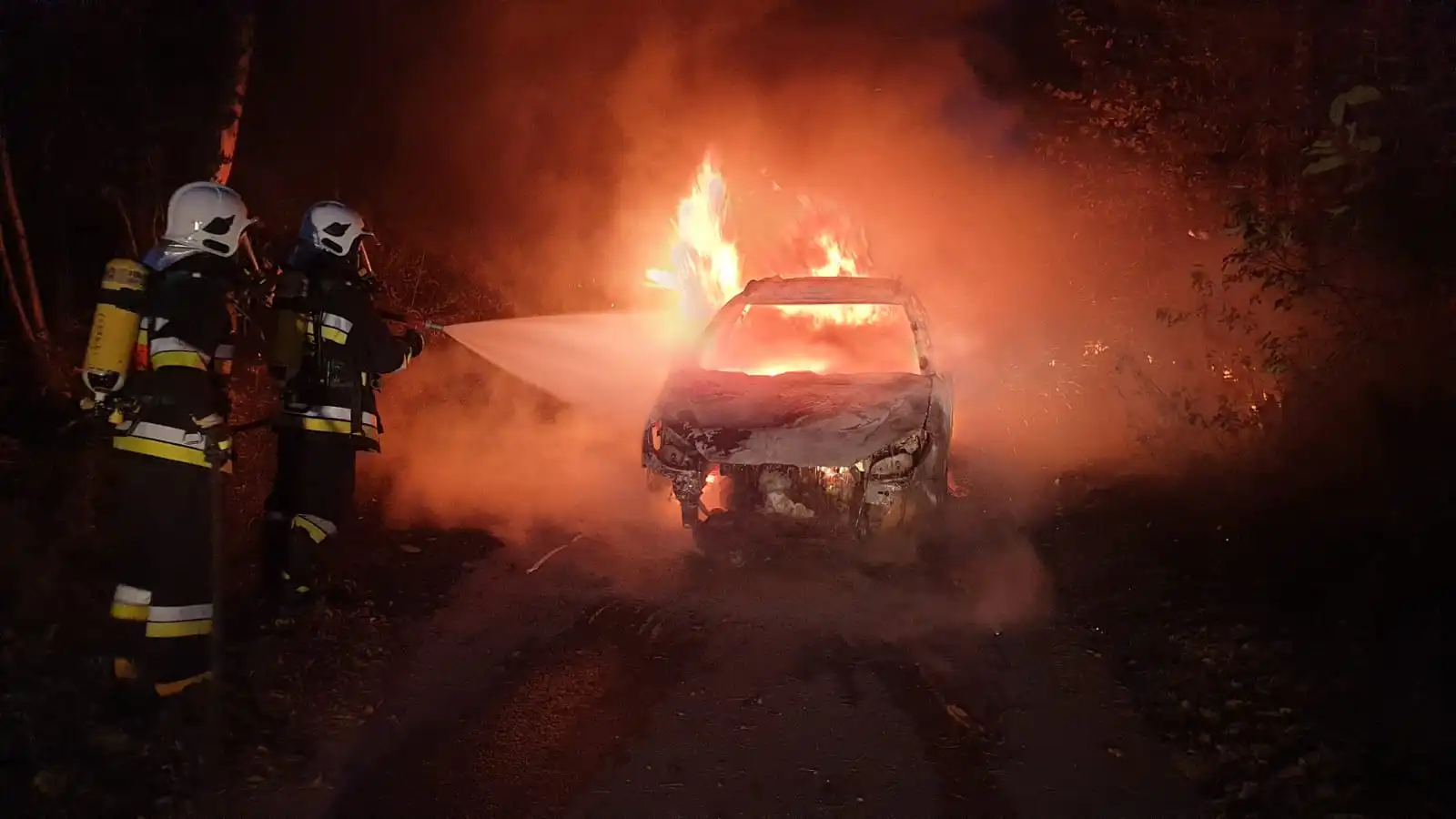 Pożar osobówki w Zarzeczu. Peugeot spłonął doszczętnie