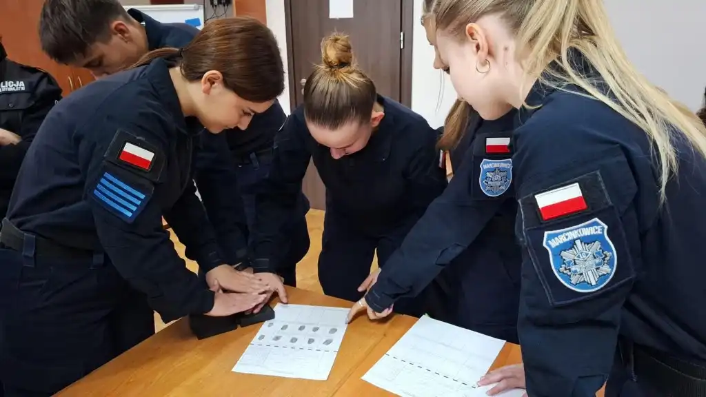 Kryminalistyka w praktyce. Policjant z Nowego Sącza poprowadził zajęcia w Marcinkowicach