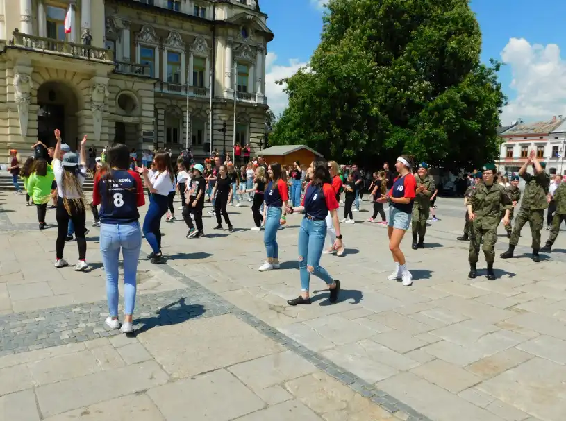 Jerusalema Dance Challenge przed sądeckim ratuszem