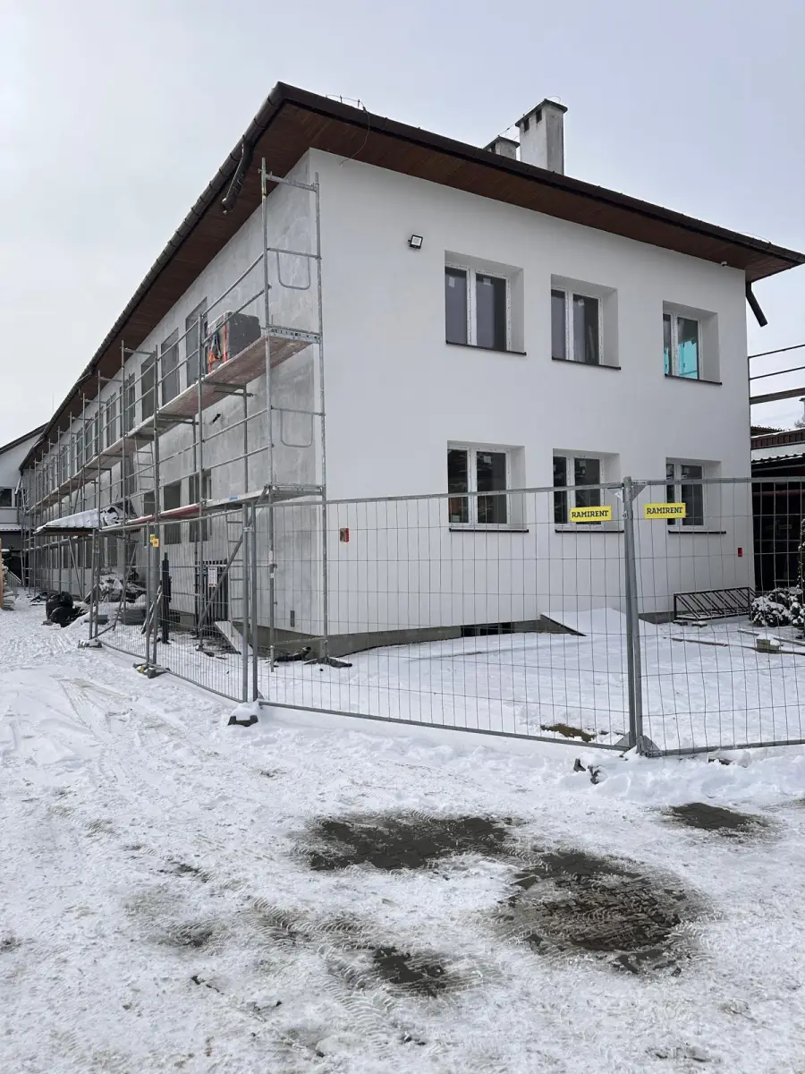 Termomodernizacja w pełni. Nowe okna, elewacja i instalacje. Szkoła w Siedlcach staje się cieplejsza i nowoczesna
