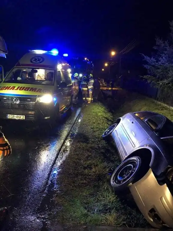 Wypadek w Śnietnicy. Osobówka wypadła z drogi i uderzyła w przepust