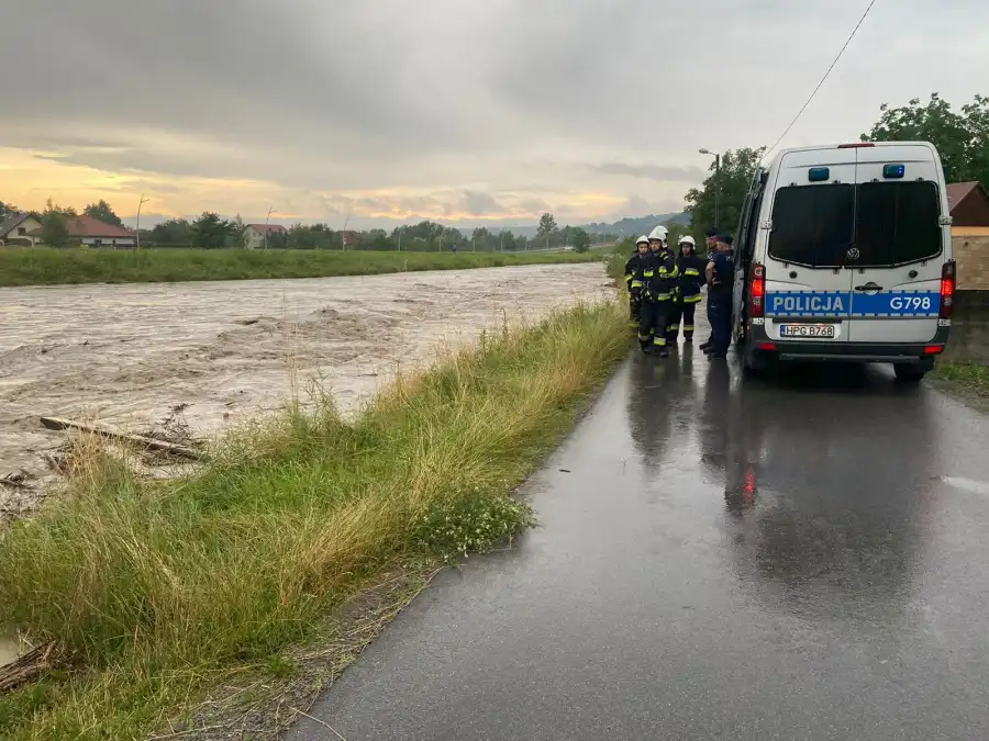 Jechali na zabezpieczenie imprezy masowej w powiecie nowosądeckim. Po drodze włączyli się do akcji przeciwpowodziowej