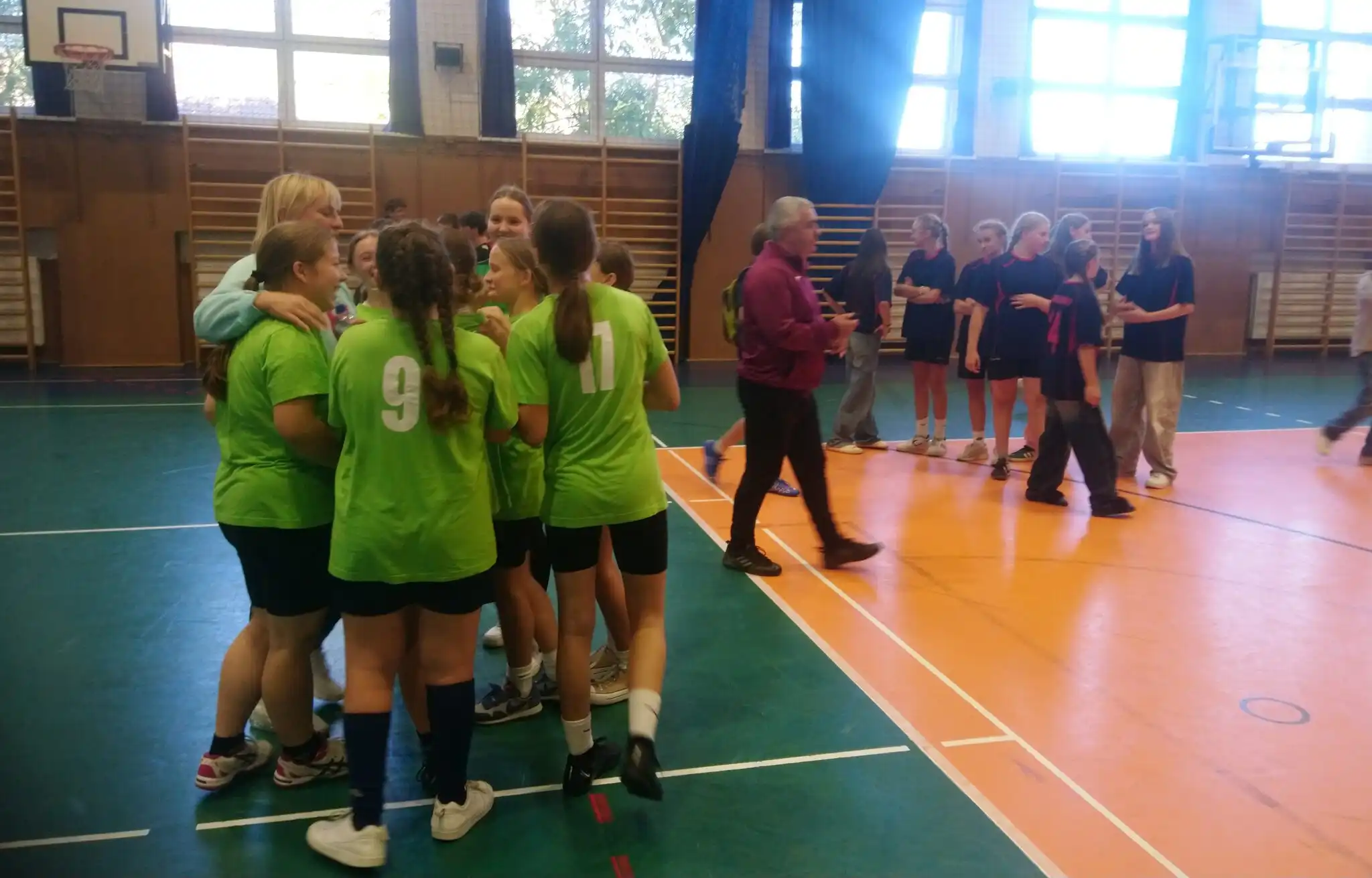 Mistrzostwa Gminy Chełmiec w halowej piłce nożnej. Emocje i triumfy na sportowej arenie w Świniarsku