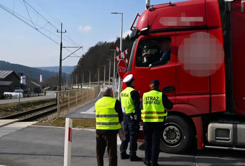 Szlaban na ryzyko. Policja i kolejarze edukują kierowców na Sądecczyźnie
