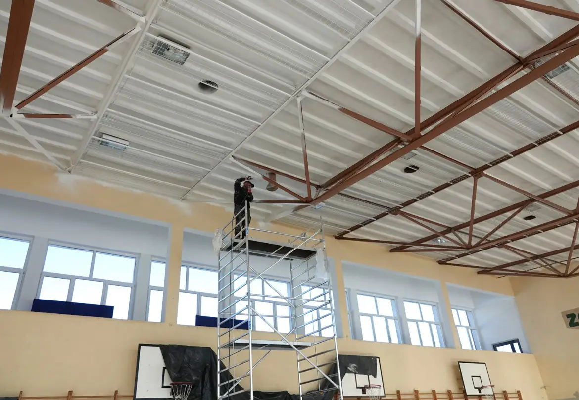 Kończy się remont sali gimnastycznej w Zespole Szkół Ponadpodstawowych w Nawojowej