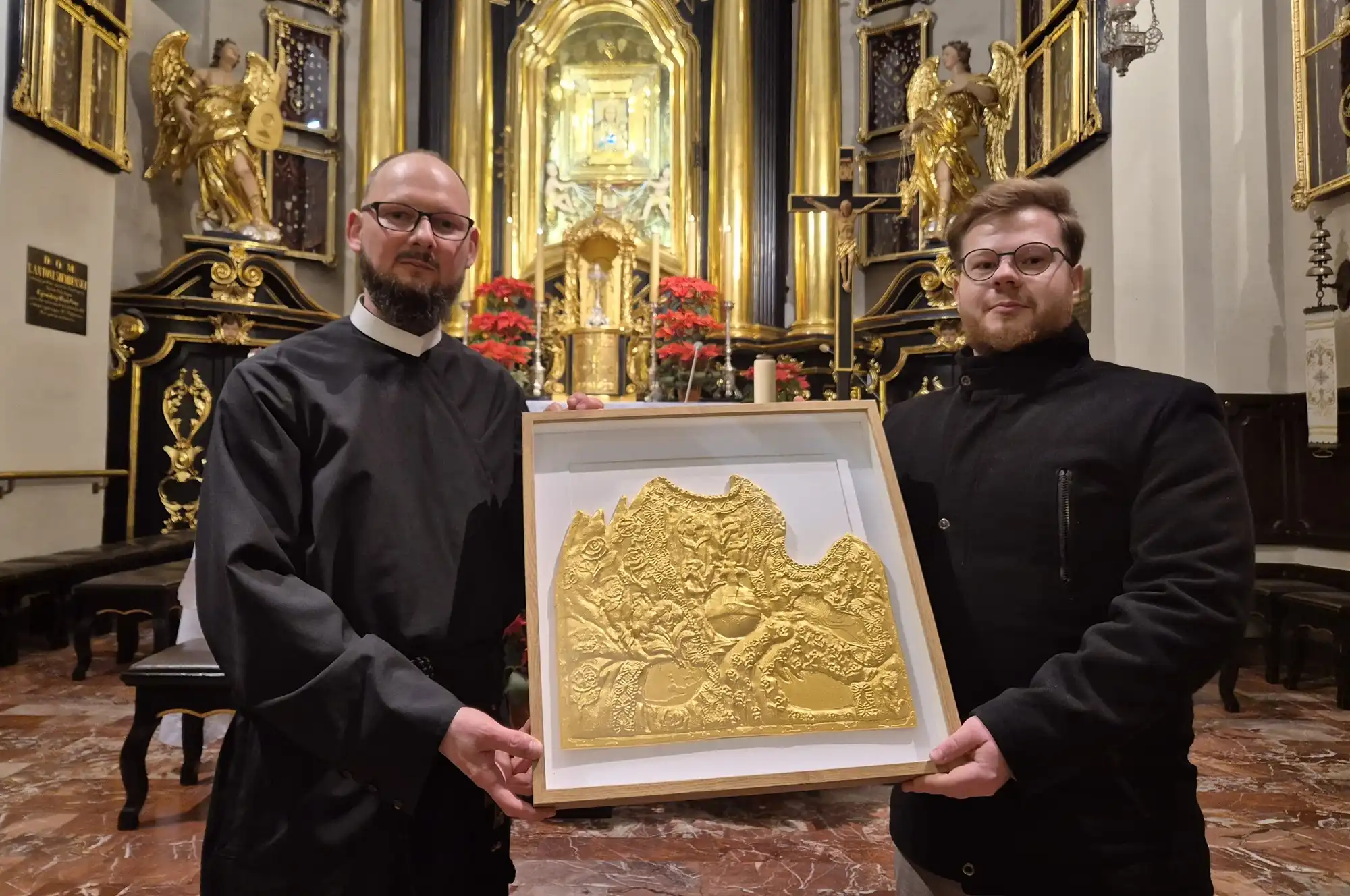 Rekonstrukcja płaskorzeźby sukni koronacyjnej Matki Bożej Tuchowskiej trafiła do Sanktuarium