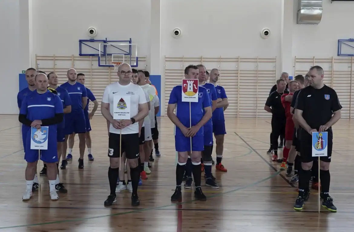 Halowy turniej piki nożnej służb mundurowych i samorządowych. Drużyna z Kamionki Wielkiej z pucharem