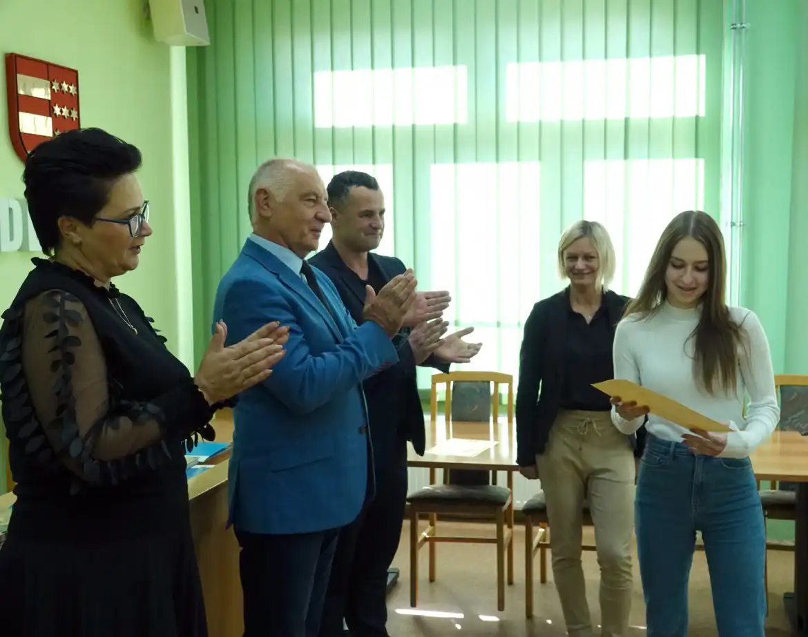 Uczennice ZSP w Nawojowej z sukcesami w konkursie matematycznym